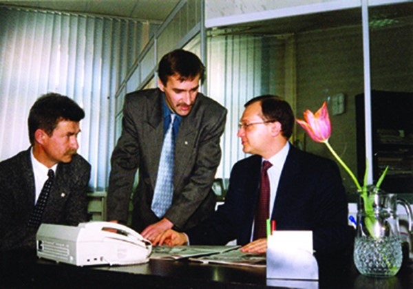 Е. Хохряков, В. Мазуров с премьером России С. Кириенко в «АиФ в Восточной Сибири». 1999 г.
